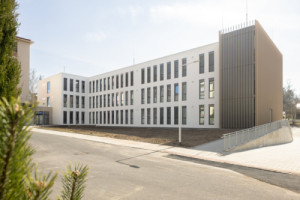 Stavba probíhala zcela za plného provozu nemocnice. (Pavilon psychiatrie v Ostrově od KOMA MODULAR; interiéry petit atelier)