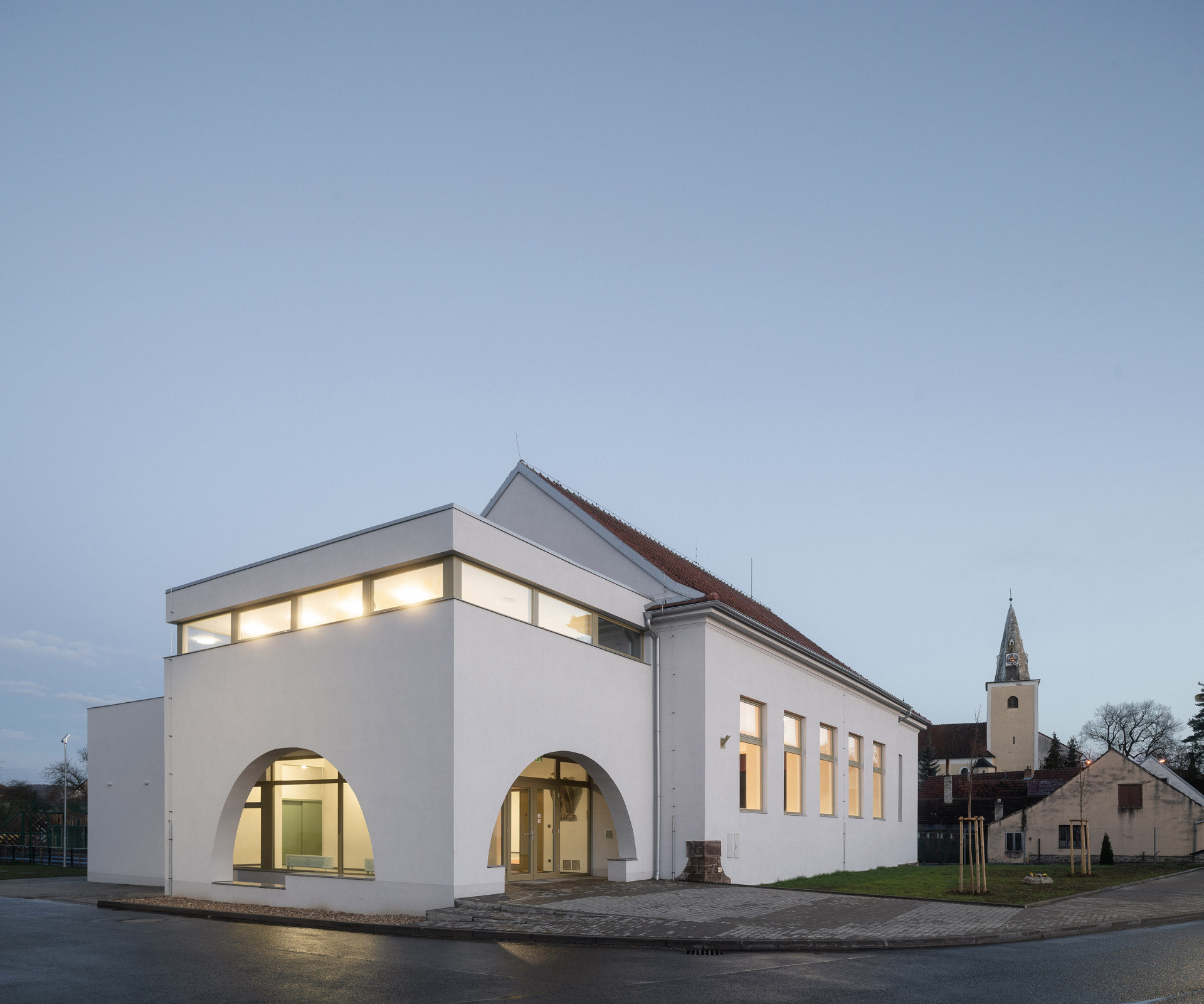 Klenby z plných pálených cihel vytvořily romantické loubí.(Sokolovna ve Veverských Knínicích, studio New Work)