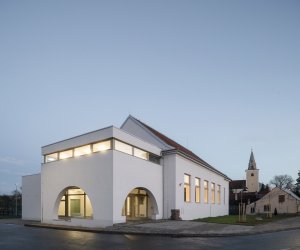 Klenby z plných pálených cihel vytvořily romantické loubí.(Sokolovna ve Veverských Knínicích, studio New Work)