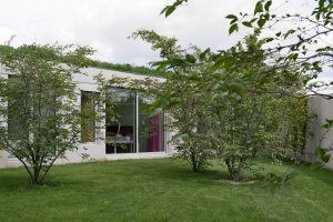 Charakter zahrady se mění podle toho, k jaké části domu přiléhá - zde atriová zahrada přístupná z ložnic. (Vila za Prahou, Nacházel architekti)