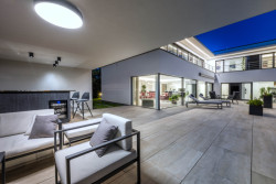 Ateliér Kareš Arch zrealizoval v Brně neofunkcionalistickou vilu, která se otevírá do zahrady