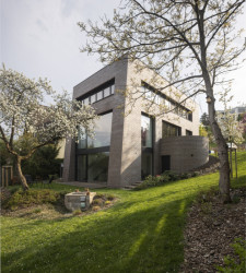 Stavba je umístěná v horní části pozemku a její zahradní průčelí se obrací směrem do údolí