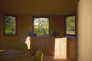 Nový zahradní domek Garden House od Tsuyoshi Tane ve Vitra Campus je postavený z udržitelných materiálů