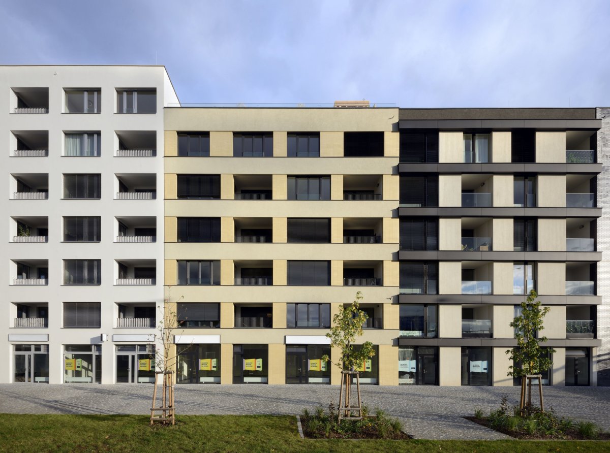 Pergamenka kombinuje různé dekory fasád (Rezidenční bydlení vzniklo z holešovického brownfieldu; A69 architekti)