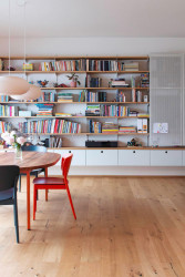 Většina zařízení, kromě gauče a židlí, je na míru. (Interiér domu v Lysolajích, Amulet architekti)