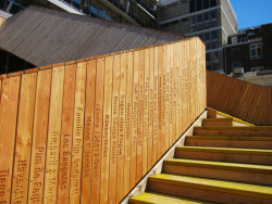 Za každých darovaných 25 € si mohli podporovatelé zakoupit jednu dřevěnou lať, na kterou se nechalo vyrýt jejich jméno.