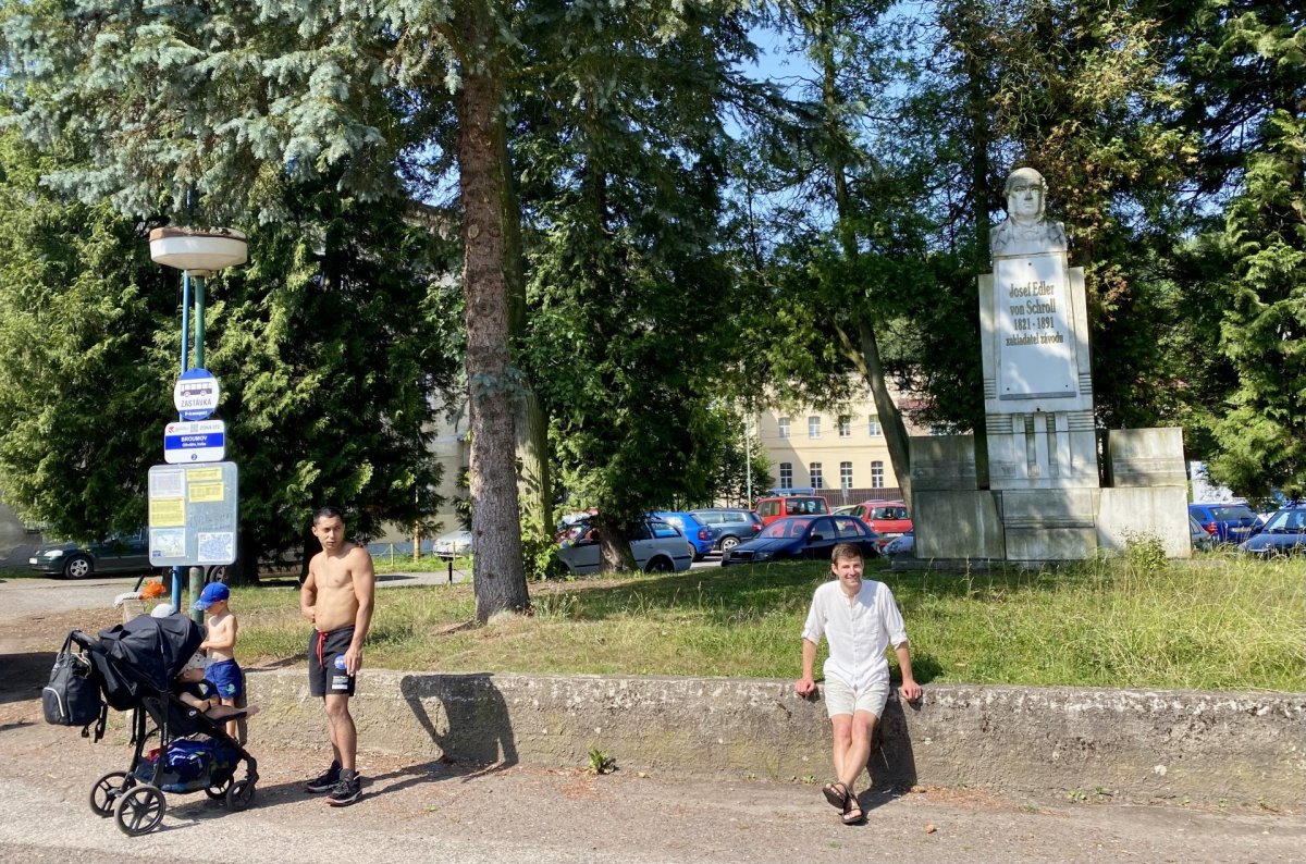 Martin Jirka u památníku továrníka Schrolla