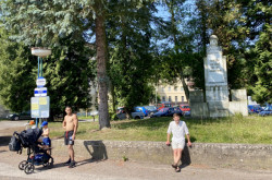 Martin Jirka u památníku továrníka Schrolla