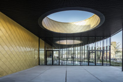 Multifunkční kulturní centrum v belgickém Kapellen obložené hliníkovými šablonami