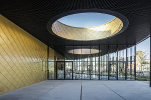 Multifunkční kulturní centrum v belgickém Kapellen obložené hliníkovými šablonami