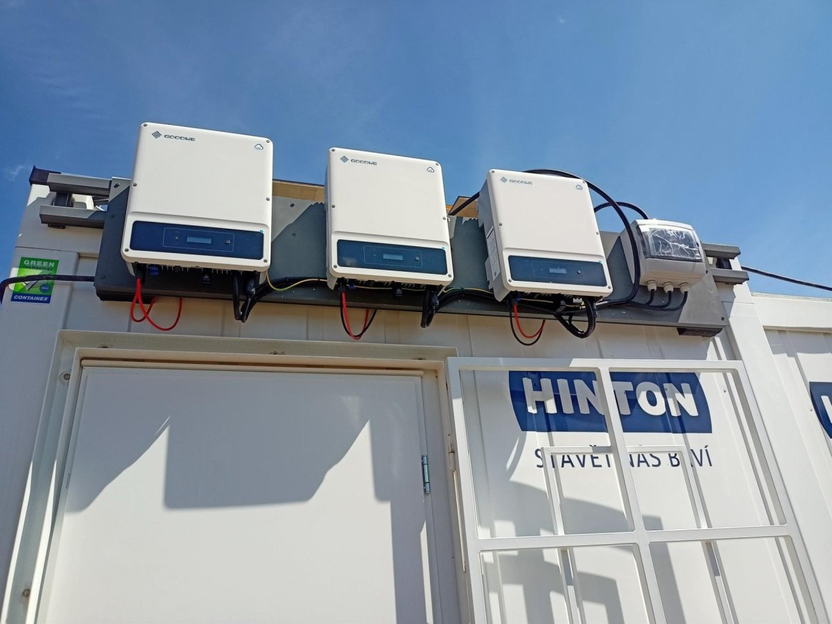 Stavební firma HINTON testuje projekt fotovoltaických panelů na střechách stavebních buněk. Pilotní projekt odstartoval na staveništi na Praze 13