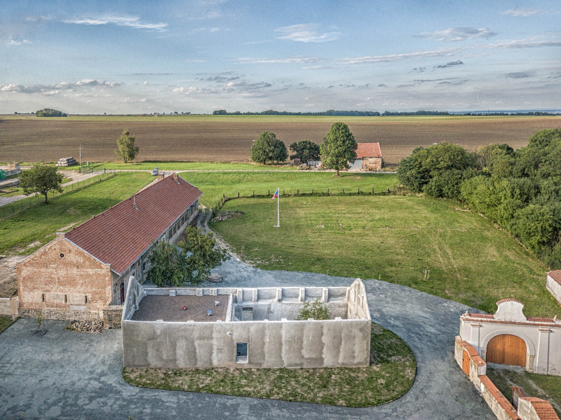 02	Snímek zachycuje dnešní neuzavřenost dvora a přechod do „jednotné zemědělské krajiny“