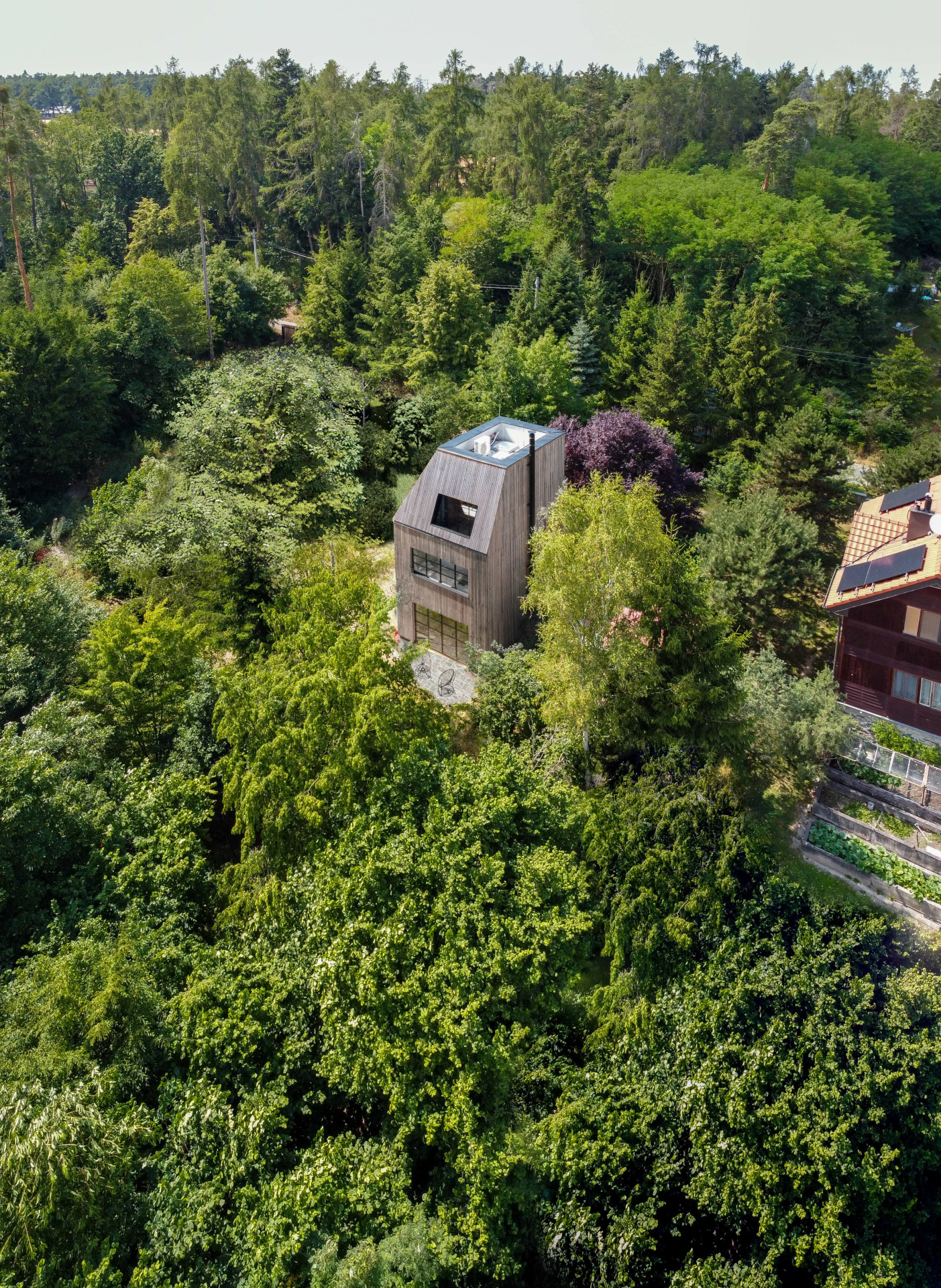 Pozemek vybírali majitelé spolu s architekty bezmála dva roky. (Chata JARO u Prahy, edit! architects)