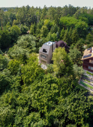 Pozemek vybírali majitelé spolu s architekty bezmála dva roky. (Chata JARO u Prahy, edit! architects)