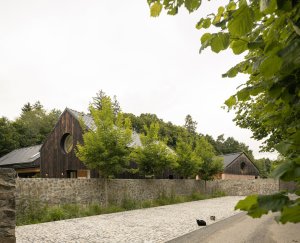Náš Mlýn – objekt v Ochozu u Kounic vlastní a postupně buduje manželský architektonický pár Nikol a Victor Cojocaru. Je obklopený přírodou a lesy, přičemž oplocený areál zajišťuje svatebním hostům dostatek soukromí.
