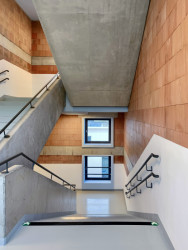 Schodišťová věž Křesťanské ZŠ a MŠ Noe v Pardubicích od ateliéru Světlík Šedý Šefl