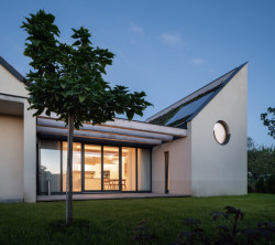 Rozšíření se skládá z plochostřeché hmoty obsahující kuchyň a pak z hmoty se skosenou střechou, ve které je ložnice s koupelnou. (Rodinný dům v Křenovicích, ika.architekti)