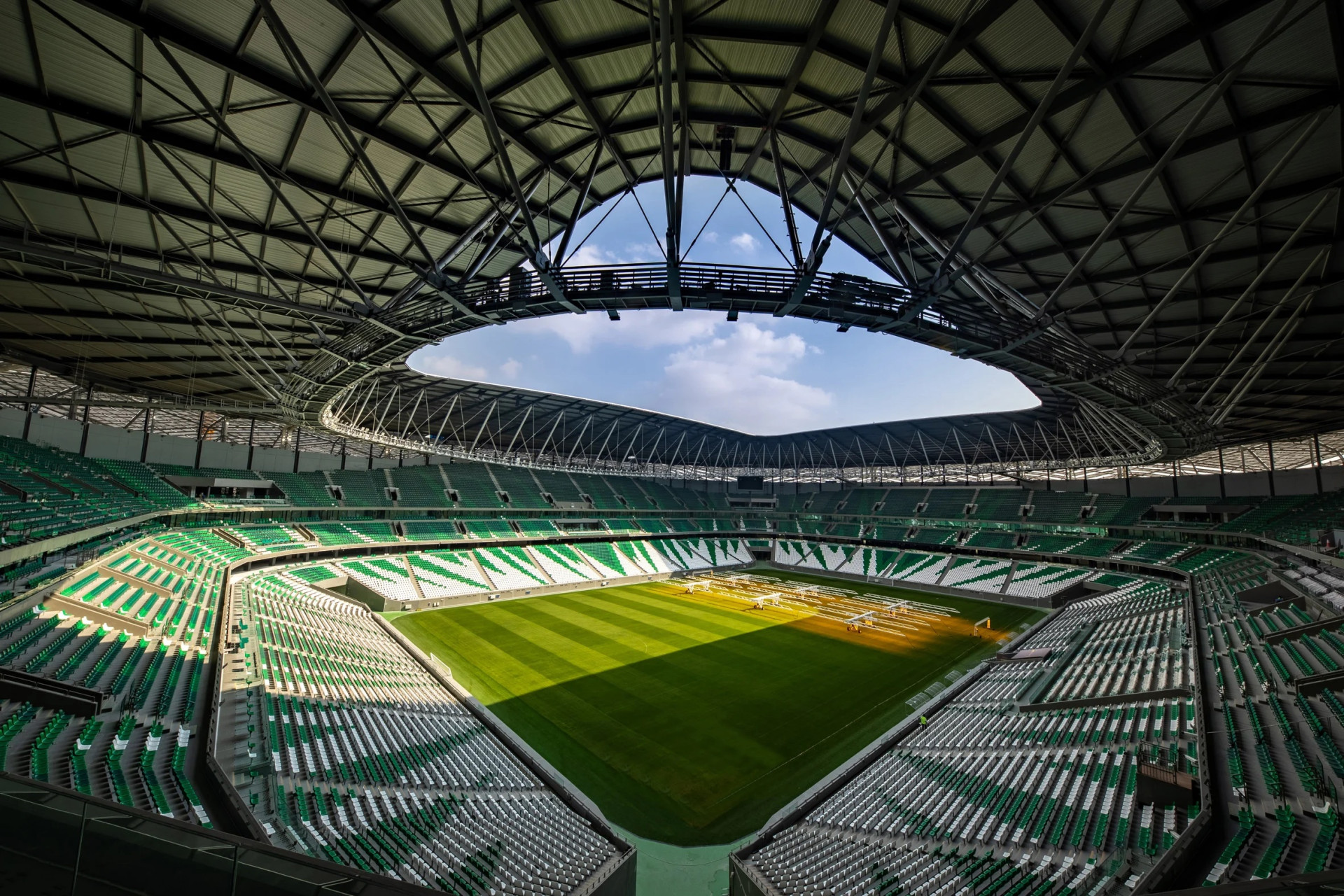 Necelá třetina použitých materiálů pro výstavbu stadionu byla recyklována, 85 procent celkově použitých materiálů pak pochází z regionálních zdrojů.