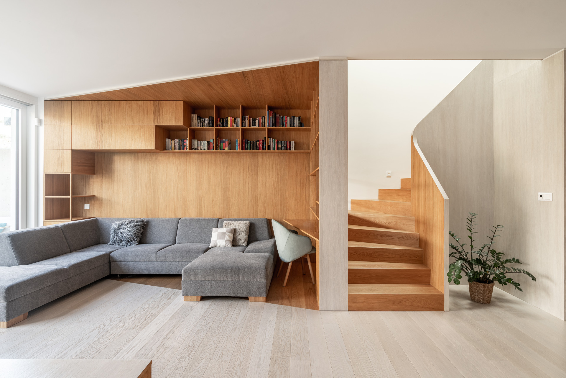 Odpočinkový "box" se sedačkou a konferenčním stolkem. (Interiér domu Ke Káčatům v Brně, studio AEIOU) 