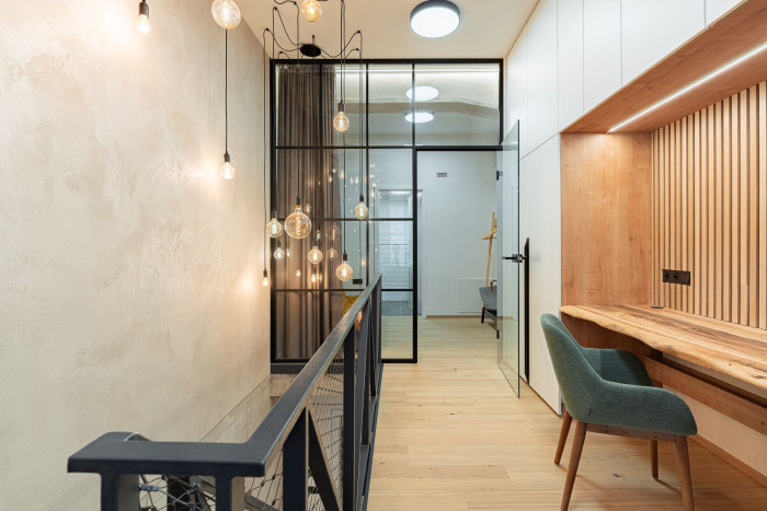 Skleněné příčky LOFTY od SAPELI reflektují industriální estetiku.