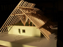 Atelier 8000 (Martin Krupauer, Jiří Střítecký), Mateřská škola v Dobříni, model krovu - foto