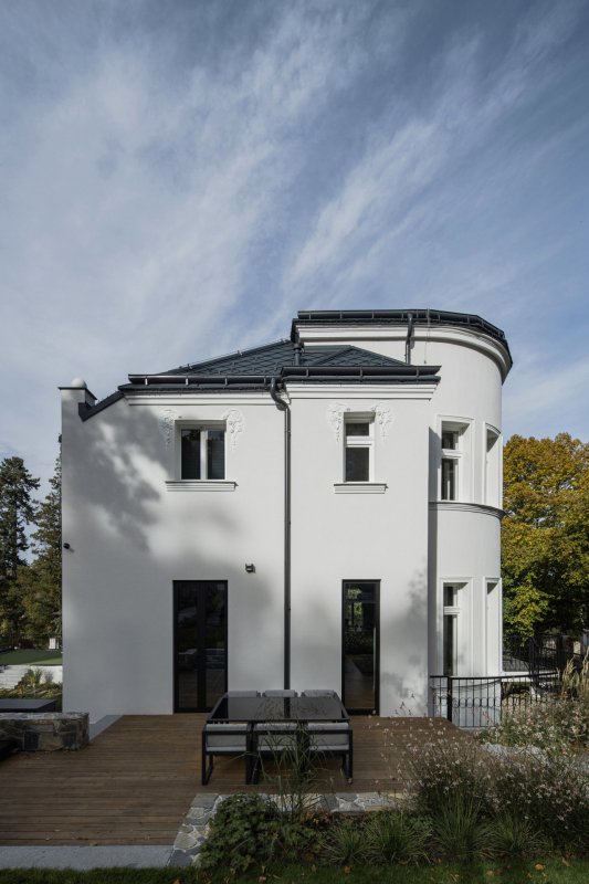 Zrekonstruovaná vila poblíž Prahy od Karnet architekti