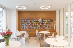 Součástí je taky kavárna