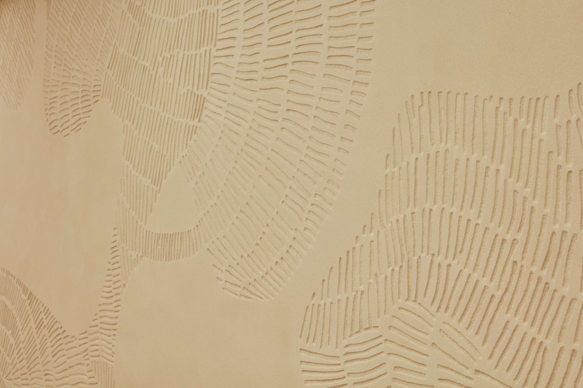 Pracovalo se tady s přírodními materiály, na jedné ze stěn je hliněná omítka s vyškrabaným obrazem. (Quis Yoga Studio v Praze-Petřinách, MENU architekti)