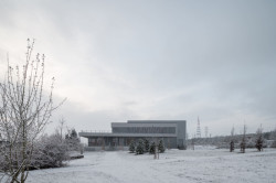 Sportovní hala města Plzeň, Projectstudio8: Stavbu formují pospojované kubické hmoty