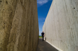 Vodojem s vyhlídkou na Trosky, ZETTE atelier: Úzký průchod mezi betonovými stěnami evokuje nedalekou Císařskou chodbu v Prachovských skalách