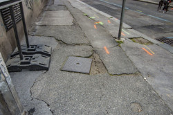 Architektura jsou i chodníky, po kterých chodíme. Jsou to i sítě pod chodníkem i jeho litý povrch, který se kvůli jejich výměnám musí neustále záplatovat. / Chodník ulice V Tůních, Praha – foto