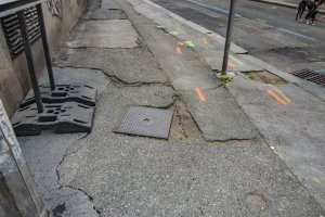Architektura jsou i chodníky, po kterých chodíme. Jsou to i sítě pod chodníkem i jeho litý povrch, který se kvůli jejich výměnám musí neustále záplatovat. / Chodník ulice V Tůních, Praha – foto