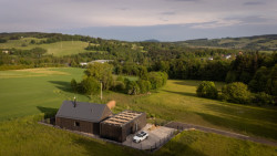 Rodinná firma VESPER HOMES realizovala  rodinný dům u Liberce, který se halí do modřínového dřeva.