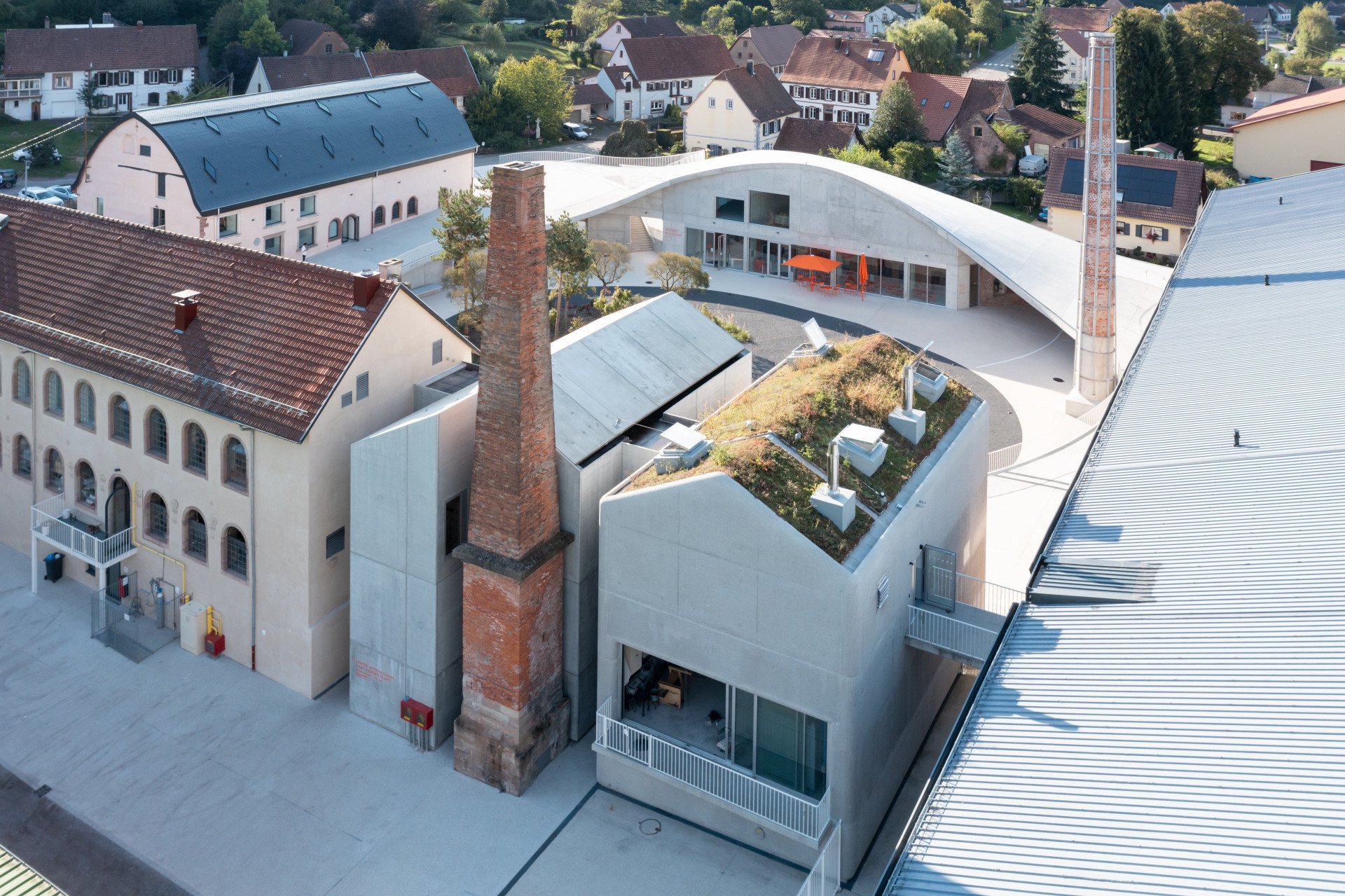 SOIL + FREAKS – Site Verrier de Meisenthal: Historický areál doplnily moderní betonové objekty