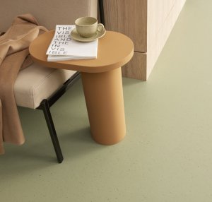 Marmoleum Cocoa skvěle ladí s ostatními materiály – dekor 3593