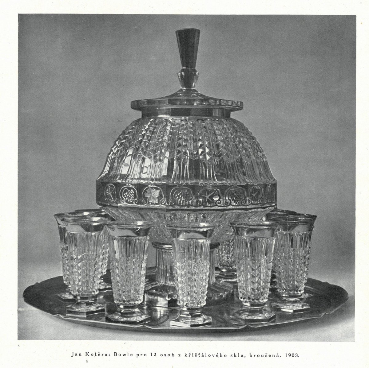 Jan Kotěra, set na bowli, 1903, patrně vystavený v sále Uměleckoprůmyslové školy v rakouském pavilonu na světové výstavě v St. Louis, 1904 (dobový tisk, Styl, 1927‒1928, roč. XIII, s. 312)