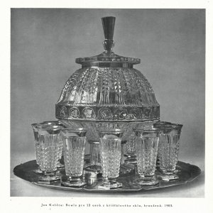 Jan Kotěra, set na bowli, 1903, patrně vystavený v sále Uměleckoprůmyslové školy v rakouském pavilonu na světové výstavě v St. Louis, 1904 (dobový tisk, Styl, 1927‒1928, roč. XIII, s. 312)
