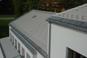 Škola v Zábřehu, skládaná střešní krytina - ilustrační foto