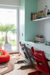 Dětské pokoje jsou dva, holčičí a klučičí. Dlouho nebylo jasné, kdo si vybere který. (Interiér domu v Lysolajích, Amulet architekti)