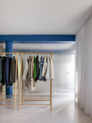 Modrá vytváří kontrast k jinak materiálově střídmé a jemné barevné paletě bílé barvy a světlého dřeva. (Byt bazén, GRAU)