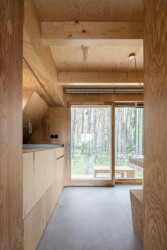 Architekti Martin Maňo a Tomáš Amtmann navrhli na břehu slovenské vodní nádrže Horná Studená Voda dřevěnou chatu