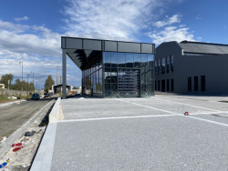 Depozitář jako vitrína pro vozy automobilky Tatra od dvojice Jiří Liškutín a Ladislav Zahradníček