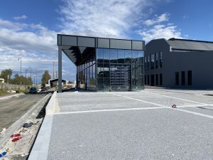 Depozitář jako vitrína pro vozy automobilky Tatra od dvojice Jiří Liškutín a Ladislav Zahradníček
