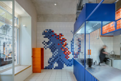 Interiér je inspirovaný Minecraftem – proslulou počítačovou hrou, kterou v Japonsku milují. (Bistro Ramencraft v Praze, SAO Architekti)