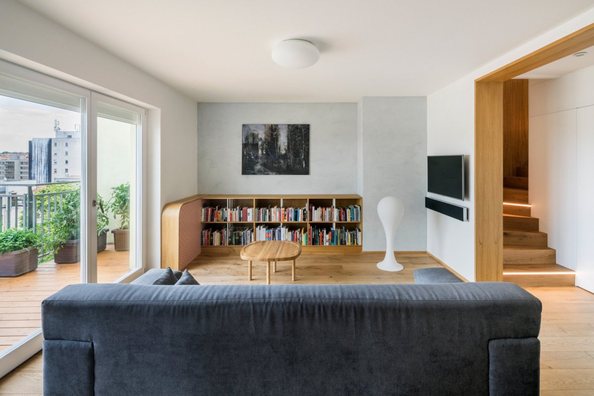 Rekonstrukce interiéru žižkovského mezonetu v Praze od No Architects