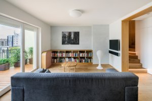 Rekonstrukce interiéru žižkovského mezonetu v Praze od No Architects