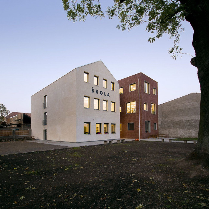 Architekt Ondřej Tuček, Přístavba a rekonstrukce obecní školy Hovorčovice – foto