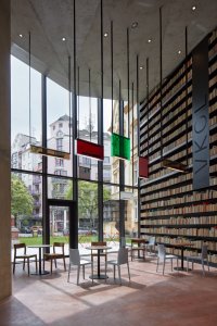 Obnova Červeného kostela, atelier-r: Elegantní a minimalistické barevné skleněné objekty se vznášejí na robustních nylonových lanech nad hlavami návštěvníků