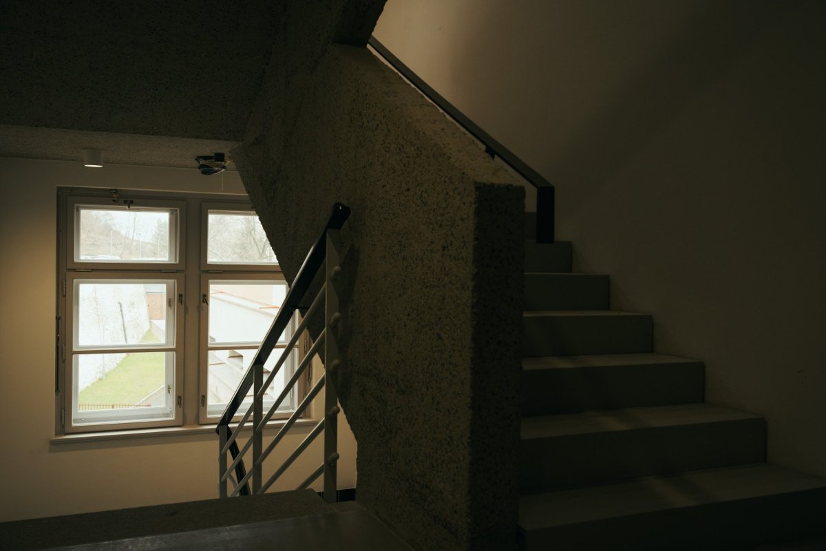 Původní zděné konstrukce se podařilo zachovat především v bočních věžích, kterými se vinou schodiště.
