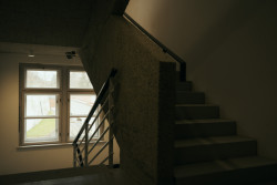 Původní zděné konstrukce se podařilo zachovat především v bočních věžích, kterými se vinou schodiště.